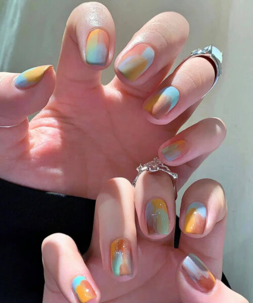 Mẫu nail cầu vồng chuyển màu nhẹ nhàng đơn giản