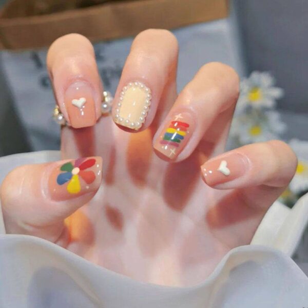 Mẫu nail cầu vồng kết hợp đá và họa tiết