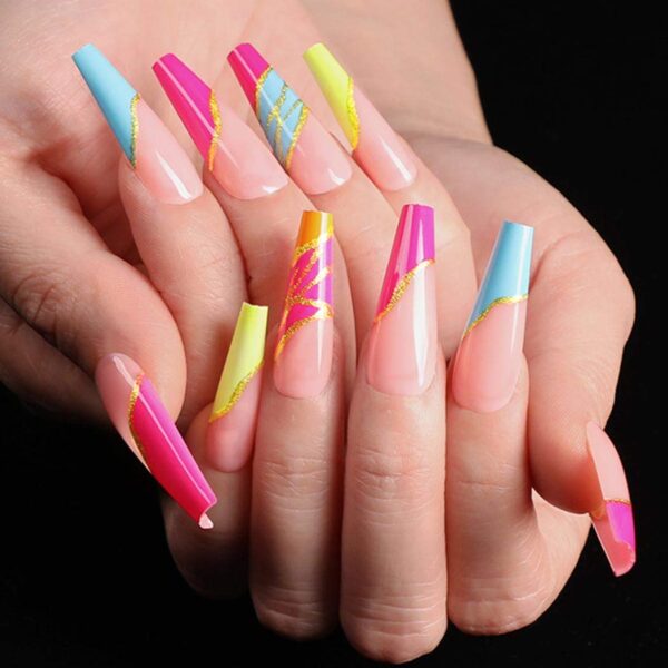 Mẫu nail cầu vồng kết hợp nhũ vàng