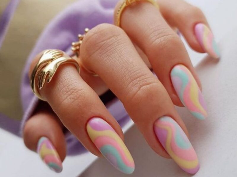 Mẫu nail cầu vồng theo phong cách kẹo ngọt