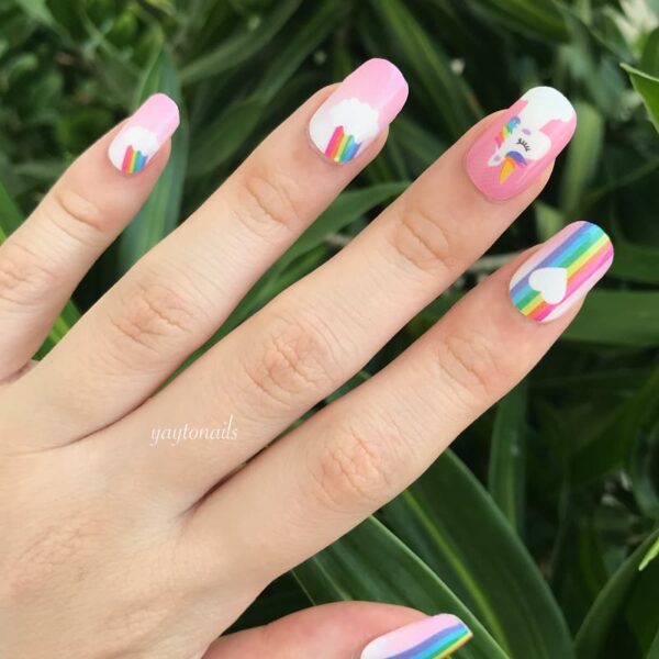 Mẫu nail đám mây nền hồng