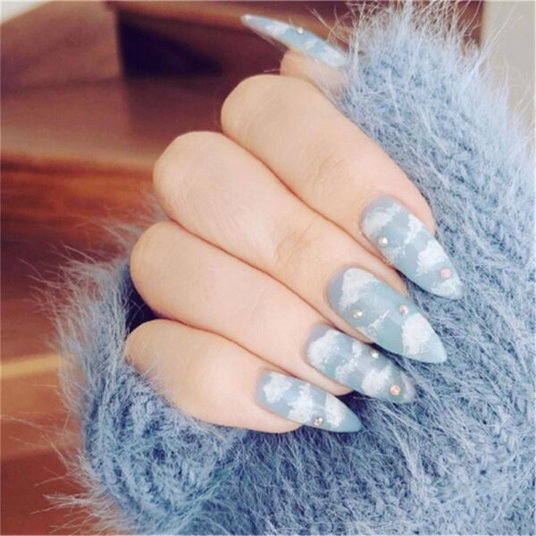 mẫu nail đám mây nền xanh đá