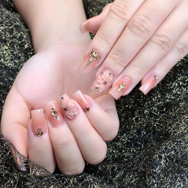 Mẫu nail đẹp nhẹ nhàng đính đá hoa