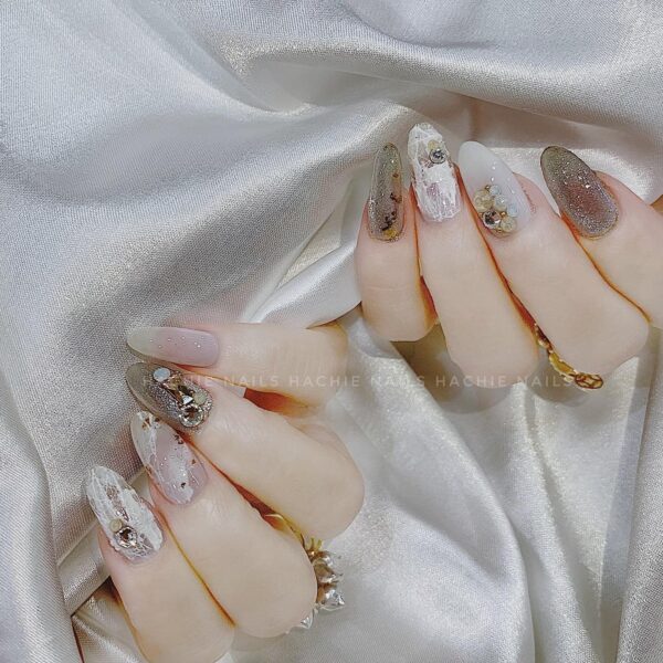 Mẫu nail đẹp nhẹ nhàng đính đá lấp lánh