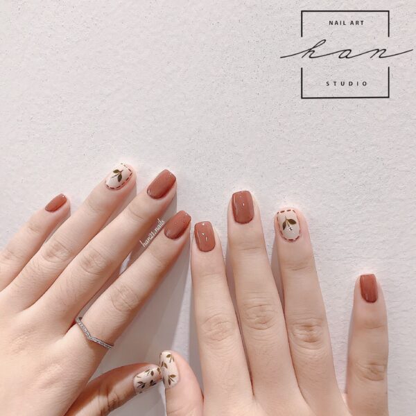 Mẫu nail đẹp nhẹ nhàng màu nâu phối trắng