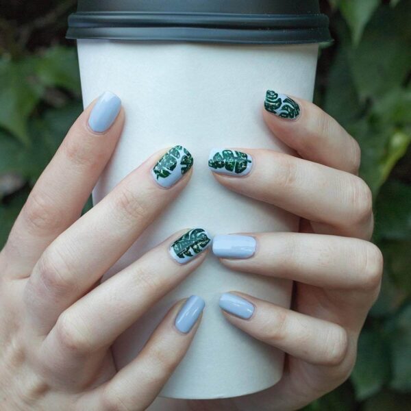 Mẫu nail đẹp nhẹ nhàng nền xanh