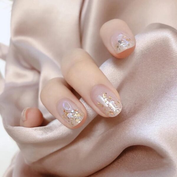 Mẫu nail đẹp nhẹ nhàng phối nhũ