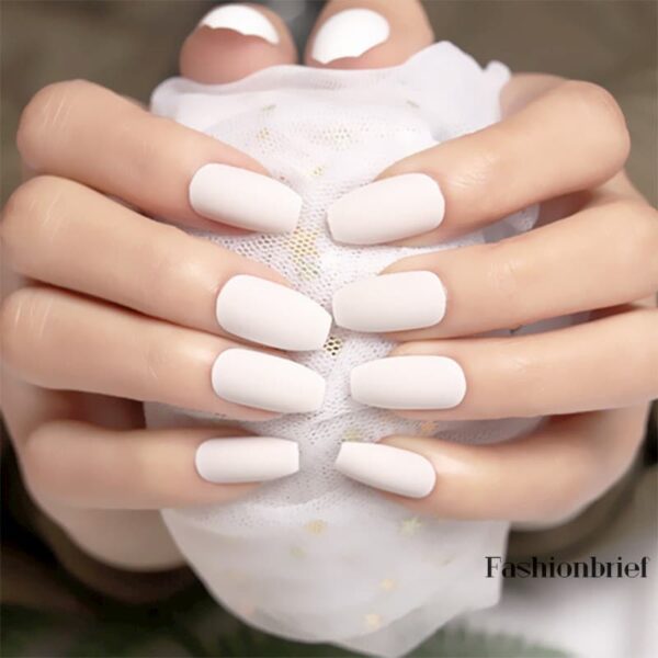 Mẫu nail đơn giản sang trọng màu trắng