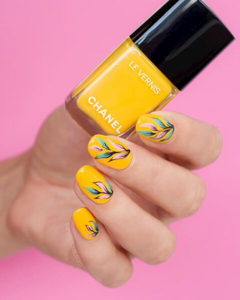 Mẫu nail đơn giản sang trọng phối họa tiết hoa