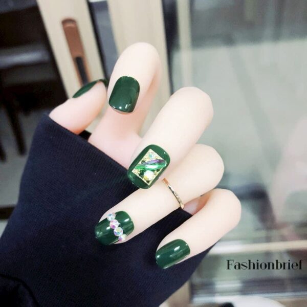Mẫu nail đơn giản sang trọng xanh đính xà cừ