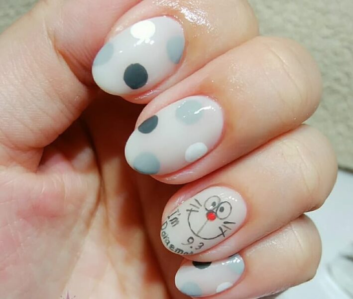 Mẫu nail Doraemon chấm bi nhẹ nhàng dễ thương