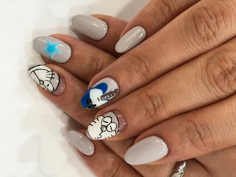 Mẫu nail Doraemon nền xám nhẹ nhàng