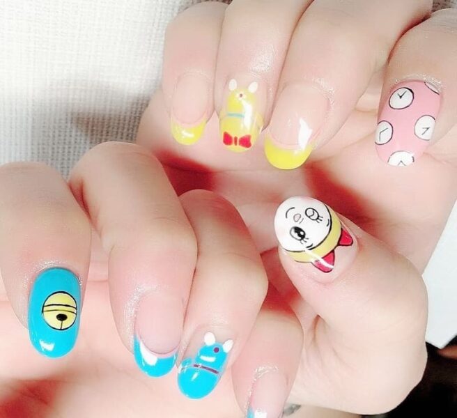 Mẫu nail Doraemon vàng xanh đơn giản tinh tế
