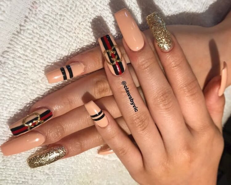 Mẫu nail gucci cam nude