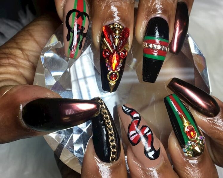 Mẫu nail gucci đính đá