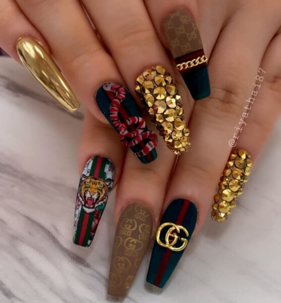 Mẫu nail gucci đính đá ánh vàng