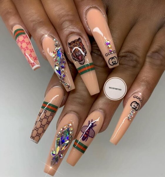 Mẫu nail gucci màu nude
