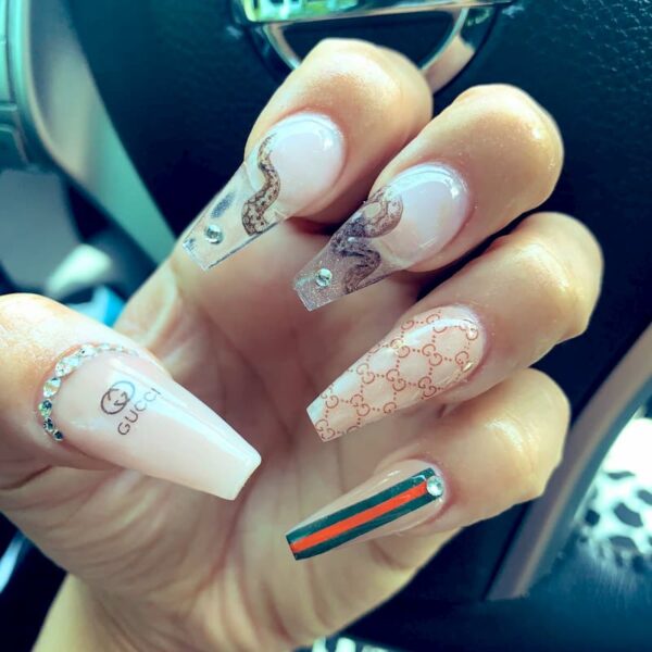 Mẫu nail gucci móng trong suốt