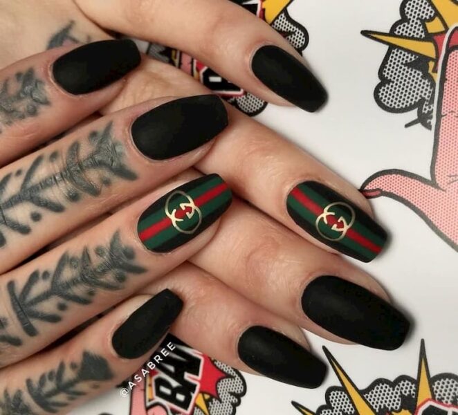 Mẫu nail gucci nền đen