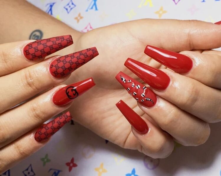 Mẫu nail gucci nền đỏ