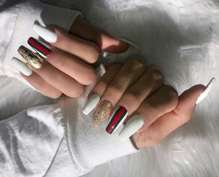 Mẫu nail gucci nền trắng