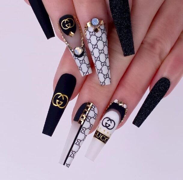 Mẫu nail gucci trắng đen