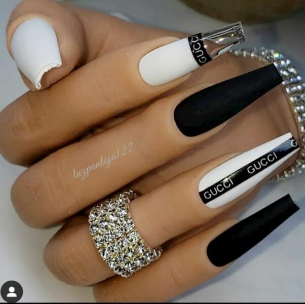 Mẫu nail gucci trắng đen dáng dài