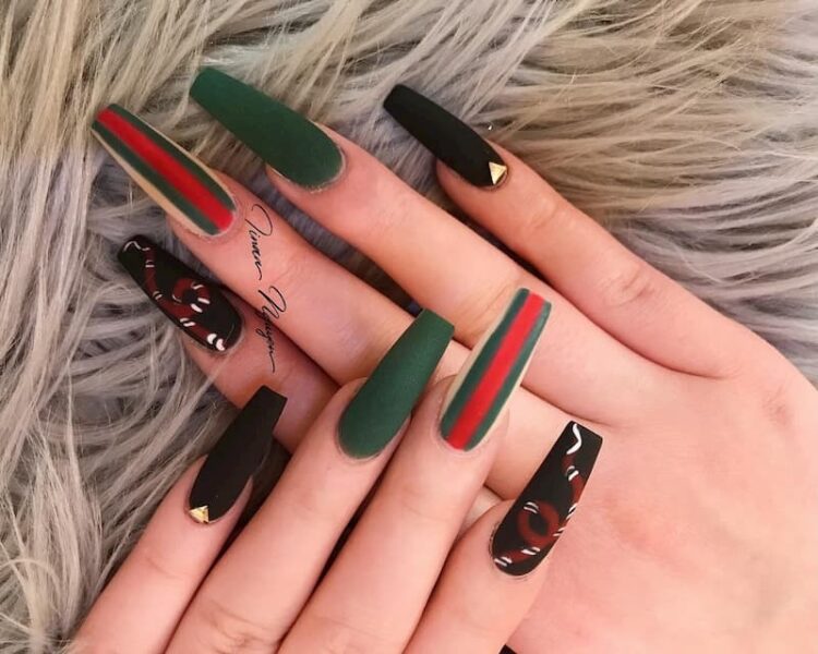 Mẫu nail gucci xanh đen