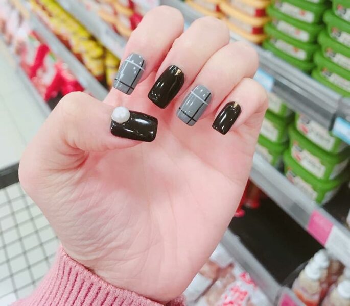 Mẫu nail Hàn Quốc xám đen đáng yêu