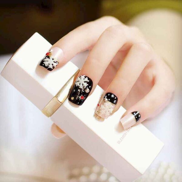 Mẫu nail hoa đính họa tiết sang trọng