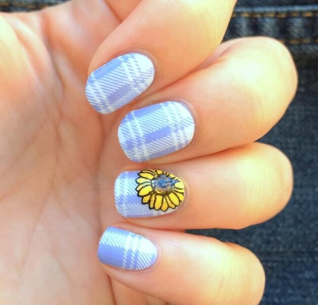 Mẫu nail hoa hướng dương trắng xanh