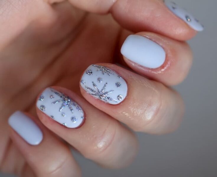 Mẫu nail hoa nền trắng pastel