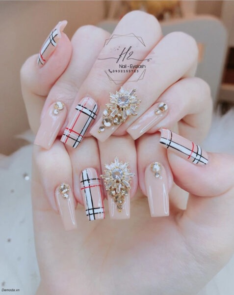 ﻿Mẫu nail sọc đẹp, nhẹ nhàng