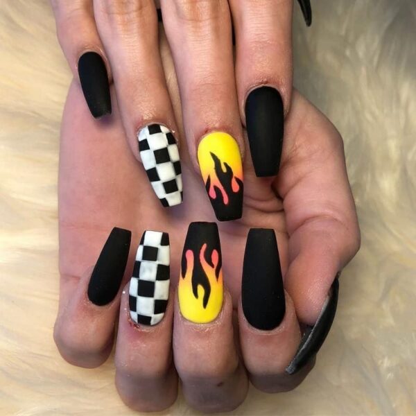 Mẫu nail lửa họa tiết đặc biệt