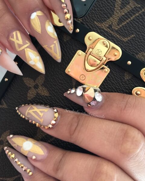 Mẫu nail LV đính đá nhỏ