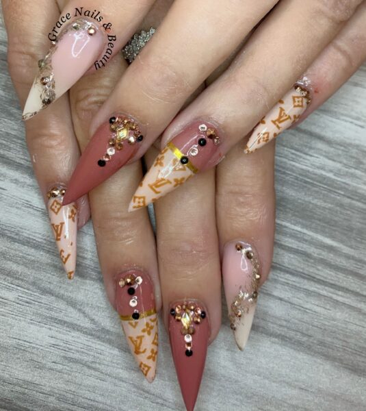 Mẫu nail LV móng nhọn sang trọng