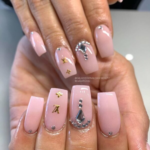 Mẫu nail LV nền hồng rực rỡ