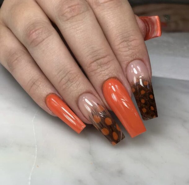 Mẫu nail màu cam chấm bi siêu la