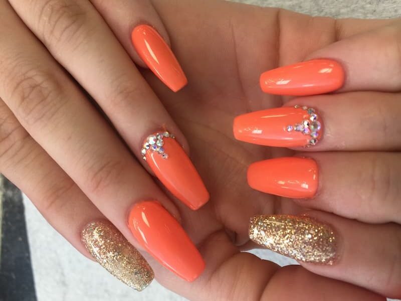 Mẫu nail màu cam đính đá