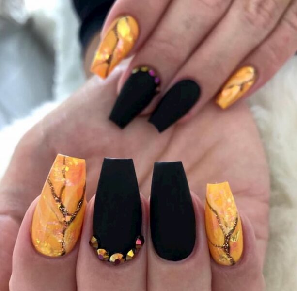 Mẫu nail màu cam phối đá