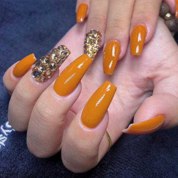Mẫu nail màu cam phối đá lớn