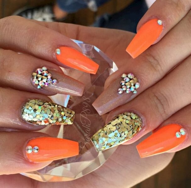 Mẫu nail màu cam phối đá siêu sang chảnh