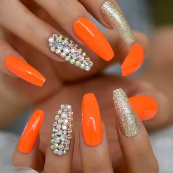 Mẫu nail màu cam phối nhũ và đá