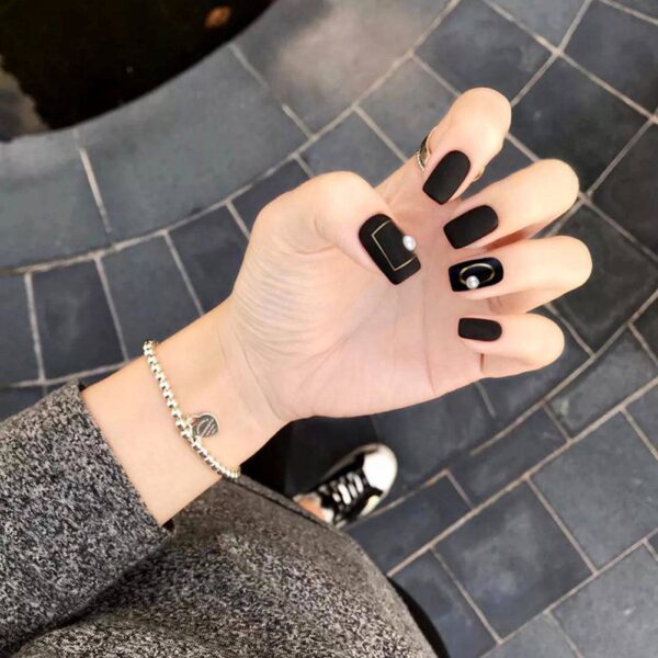 Mẫu nail màu đen phối đá ngọc trai