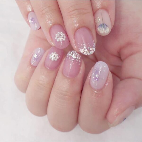 Mẫu nail màu hồng đính đá