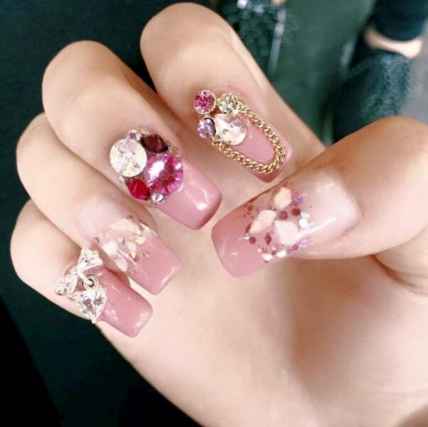 Mẫu nail màu hồng đính đá lớn