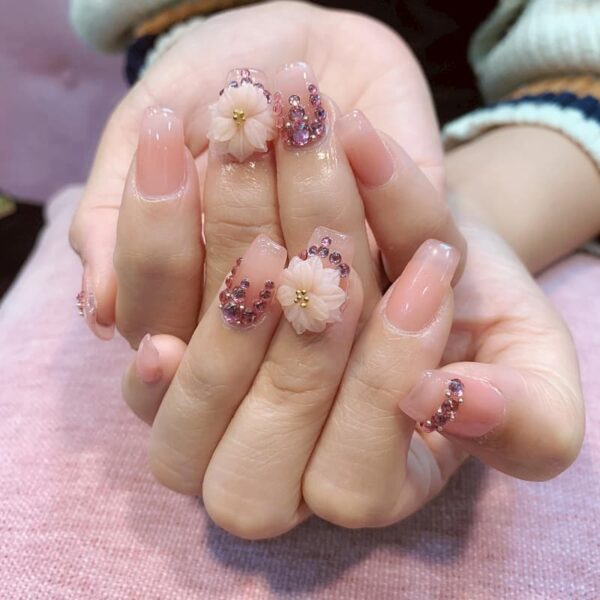 Mẫu nail màu hồng nhạt đính đá