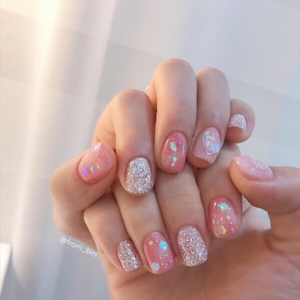 Mẫu nail màu hồng mix ánh kim lấp lánh