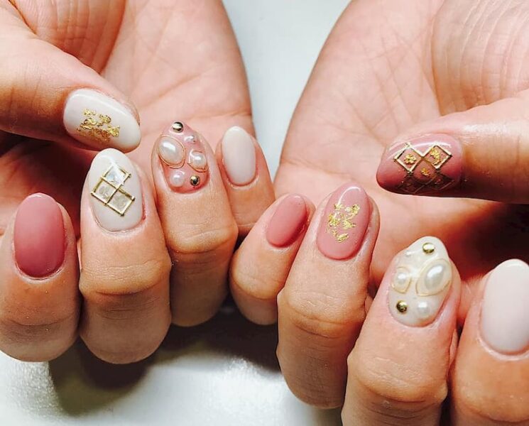 Mẫu nail trắng phối hồng đính đá