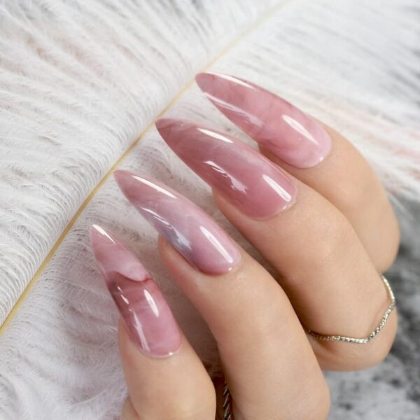 Mẫu nail màu hồng đá